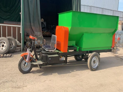 電動牛羊撒料車的工作原理