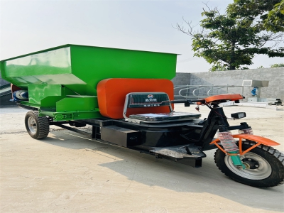 羊場(chǎng)主的選擇，電動(dòng)撒料車(chē)已經(jīng)準(zhǔn)備好！